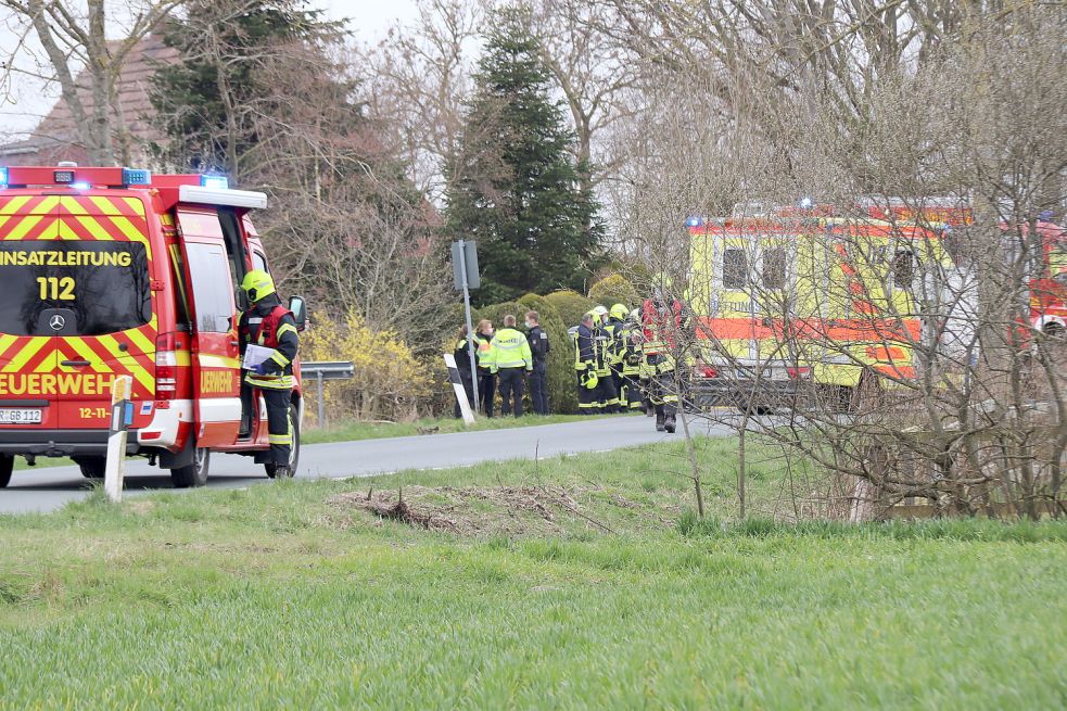 Drei Rettungswagen, ein Notarzt, die Polizei und Einsatzkräfte der Feuerwehren Wirdum und Upgant-Schott waren vor Ort. Foto: Böhmer