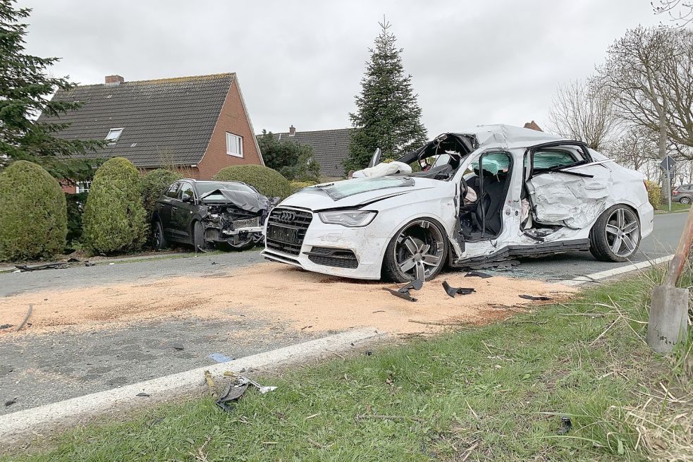 Im Bereich einer leichtenKurve stießen die beiden Autos zusammen. Foto: Feuerwehr