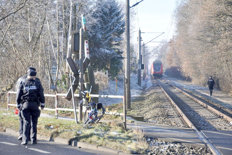 Polizeibeamte untersuchen die Unfallstelle.