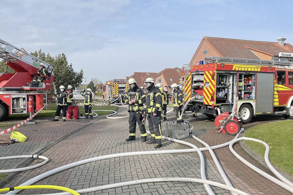 Da zwei Hydranten nicht funktionierten, musste die Feuerwehr das Löschwasser aus einem Feuerlöschbrunnen entnehmen. Foto: Feuerwehr