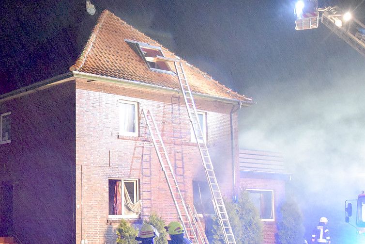 Zahlreiche Feuerwehrkräfte waren in Esens im Einsatz. Bild: Polizei