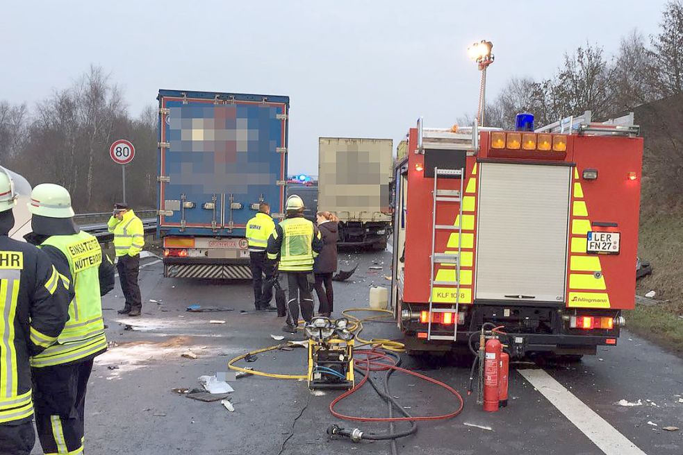 Bei einem Unfall auf der Autobahn ist am Donnerstagmorgen ein Mensch ums Leben gekommen. Bilder: Leuchters