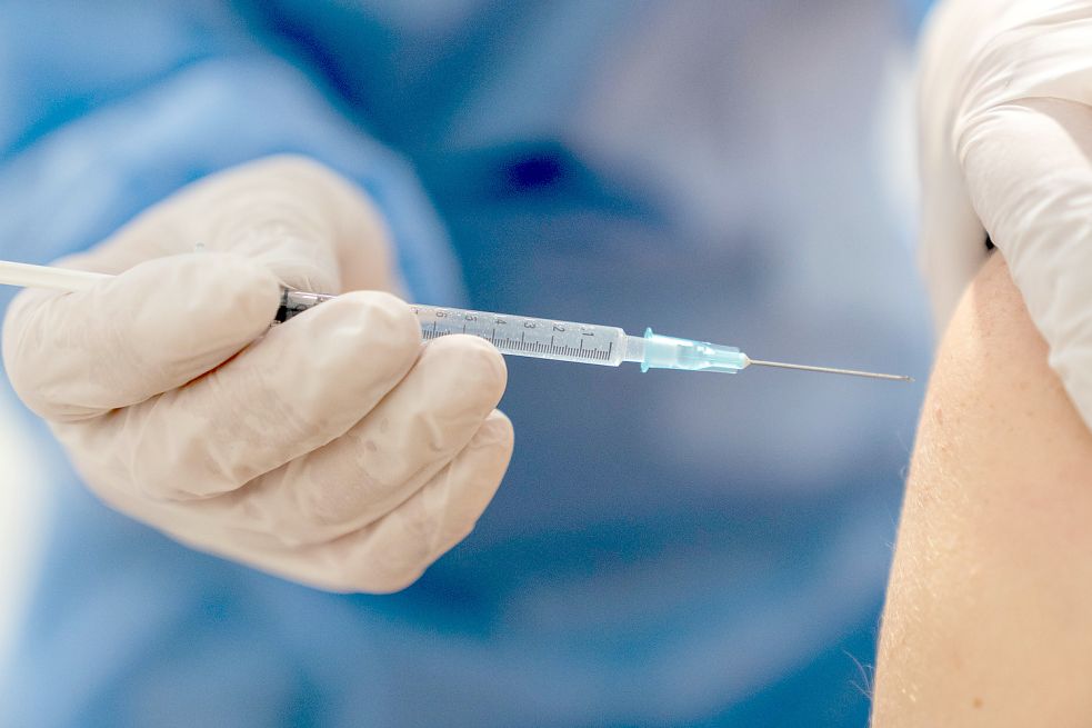 Hilfe oder Körperverletzung? Eine Impfung gegen das Coronavirus wird gesetzt. Foto: DPA