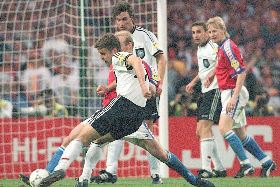 Unvergessen: Bedrängt vom tschechischen Abwehrspieler Karel Rada (M, verdeckt) zieht Stürmer Oliver Bierhoff (vorn) am 30. Juni 1996 ab und erzielt aus der Drehung das erste Golden Goal zum 2:1 im Londoner Wembleystadion im EM-Finale gegen Tschechien. Das war der letzte Titelgewinn einer deutschen Mannschaft bei einer Europameisterschaft. Foto: DPA