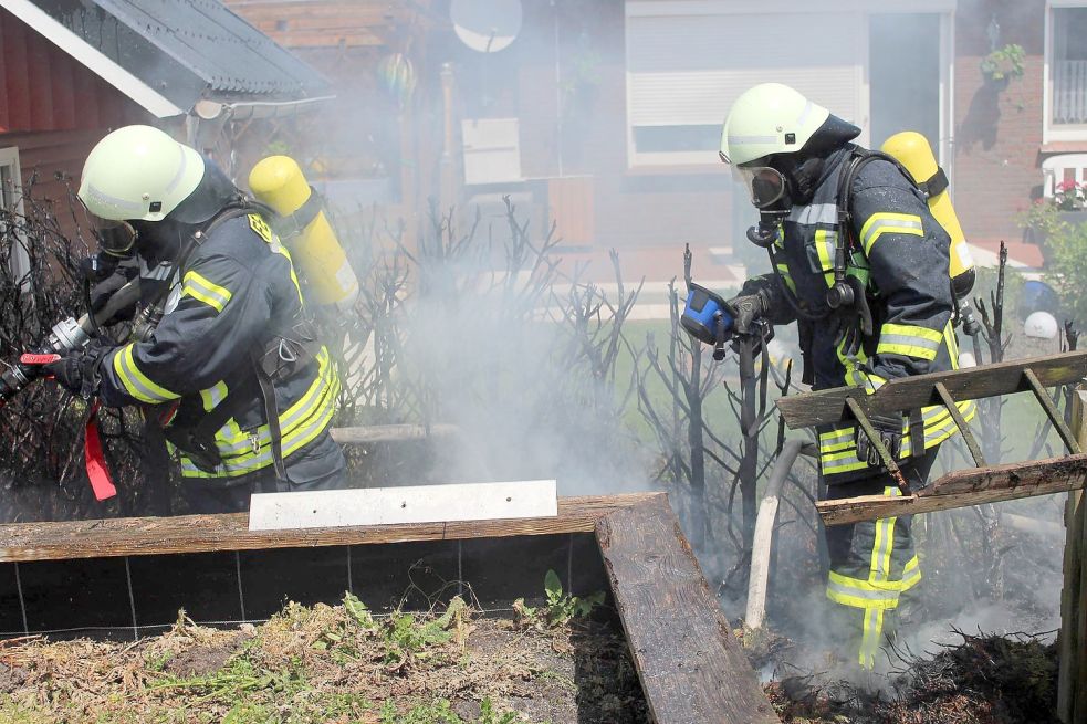 Auch eine angrenzende Hecke sowie ein Gartenhaus fingen Feuer. Foto: Feuerwehr