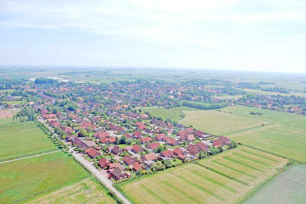 Rund 100 Grundstücke sollen in der Sikahammer Fenne in Upgant-Schott (Grünflächen am rechten Bildrand) entstehen. Archivfoto: Thomas Dirks