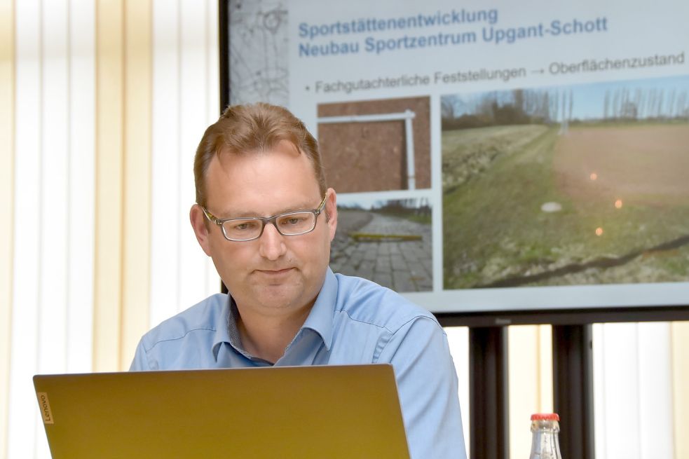 Bauamtsmitarbeiter Markus Schwarz stellte das Gutachten zu den Mängeln am Sportplatz in Upgant-Schott auszugsweise vor. Foto: Thomas Dirks