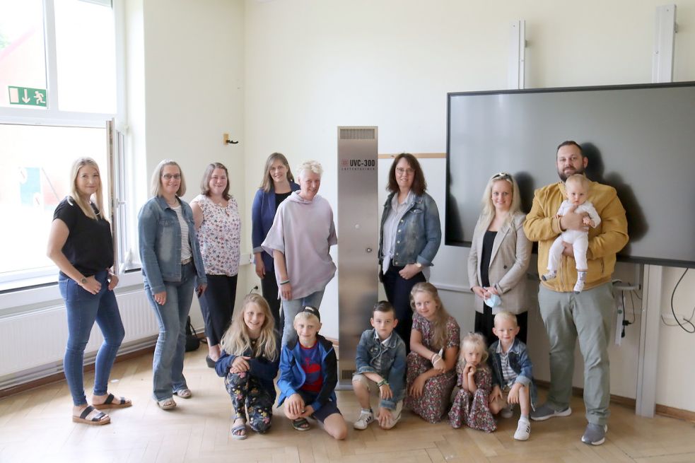 Elternvertreter, Schüler und Mitglieder des Fördervereins freuen sich über die Luftentkeimer, die für eine sauberere Luft in den Klassenzimmern der Leezder Dörpschool sorgen sollen. Foto: Aike Ruhr