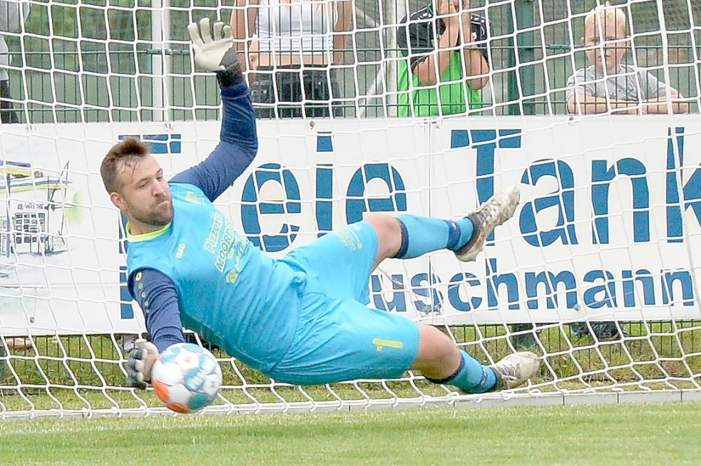 Moordorfs Torwart Simon Weber wehrte gegen Pewsum zwei Elfmeter ab. Fotos: Bernd Wolfenberg