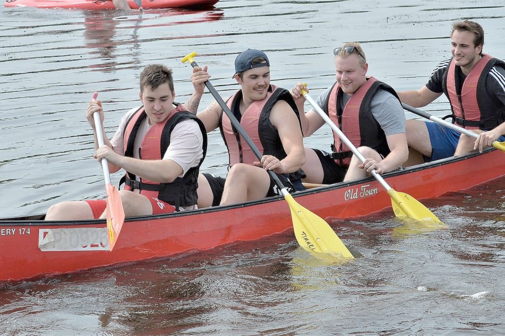 Zur Abwechslung stiegen die OHV-Handballer im Rahmen ihres Trainingslagers auf dem Timmeler Meer ins Paddelboot: Nikita Pliuto (von links), Frederick Lüpke, Wilke de Buhr und Jonas Schweigart. Fotos: Bernd Wolfenberg