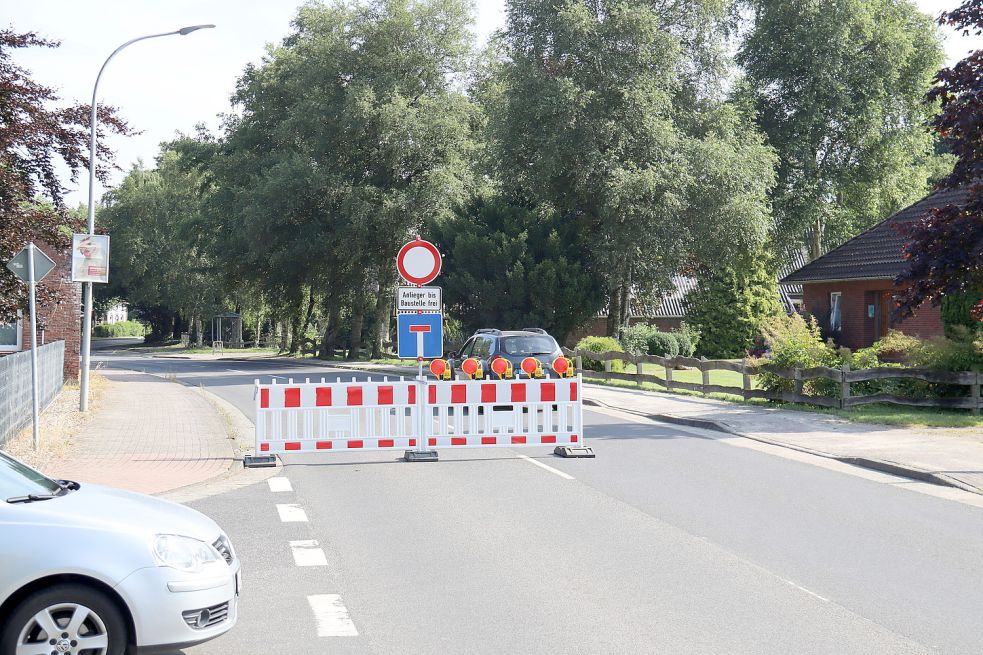 Zahlreiche Autofahrer fuhren an der Absperrung vorbei und in den Baustellenbereich. Ab Nachmittag wird die Friesenstraße in Teilbereichen allerdings voll gesperrt sein. Foto: Aike Ruhr