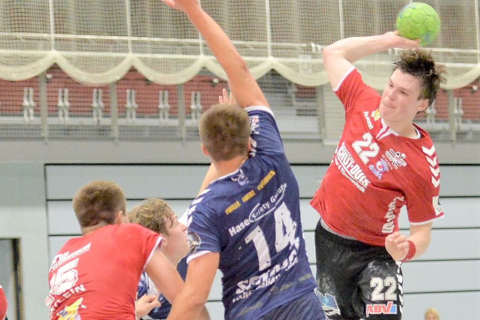 Im Team des OHV Aurich überzeugte Jonas Wark im Testspiel gegen den Wilhelmshavener HV nicht nur im Angriff. Fotos: Bernd Wolfenberg