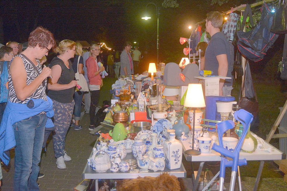 Auch in der Nacht wurde auf dem Flohmarkt in Simonswolde ununterbrochen gefeilscht. Archivfoto: Gerd-Arnold Ubben