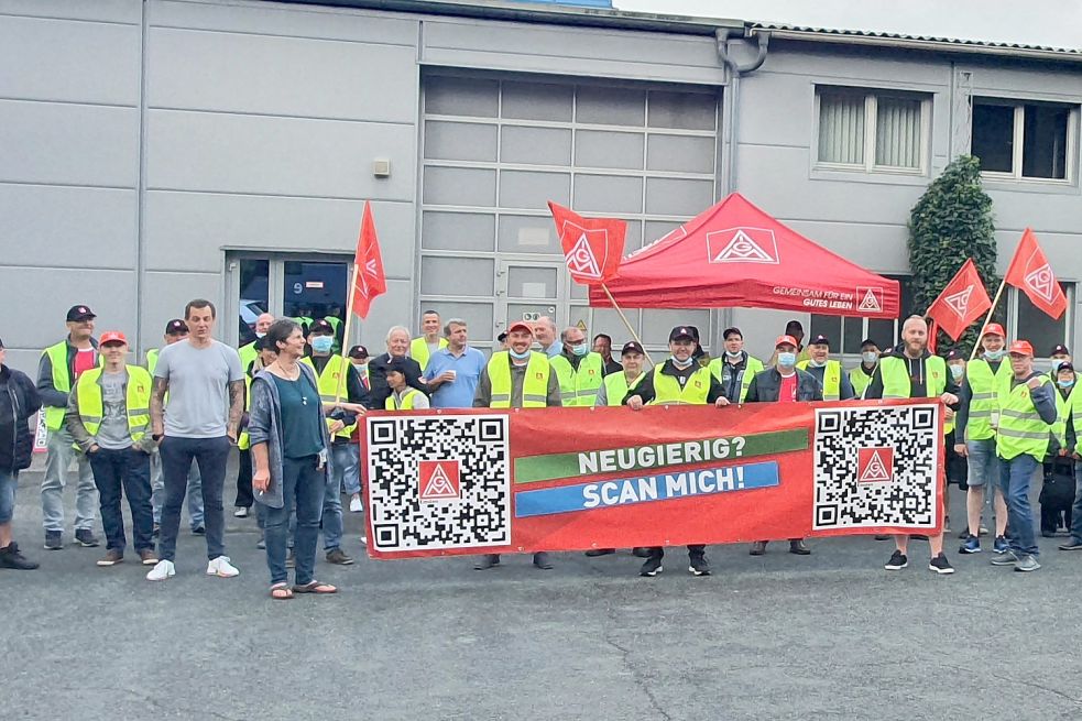 Seit Wochen kämpfen die Beschäftigten von Linde und Wiemann Georgsheil um eine höhere Abfindung und mehr Transferzeit. Am Dienstag besuchten sie den Hauptstandort in Dillenburg. Foto: IG Metall Emden