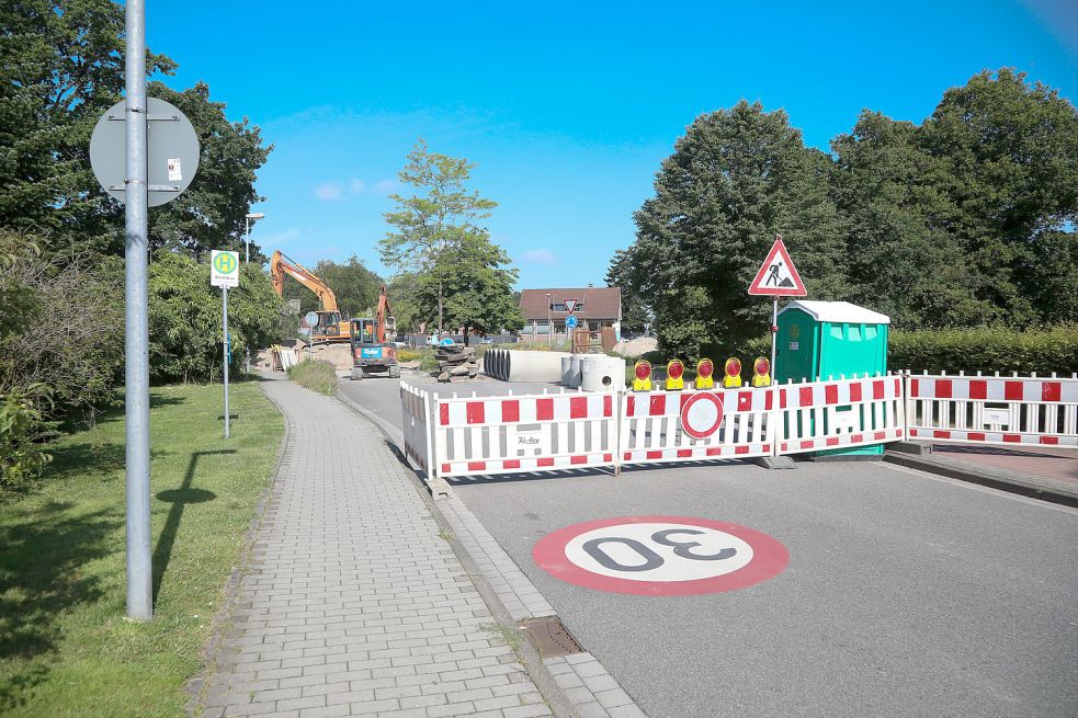 Am Kreisverkehr in der Popenser laufen derzeit die vorbereitenden Tiefbauarbeiten. Foto: Romuald Banik
