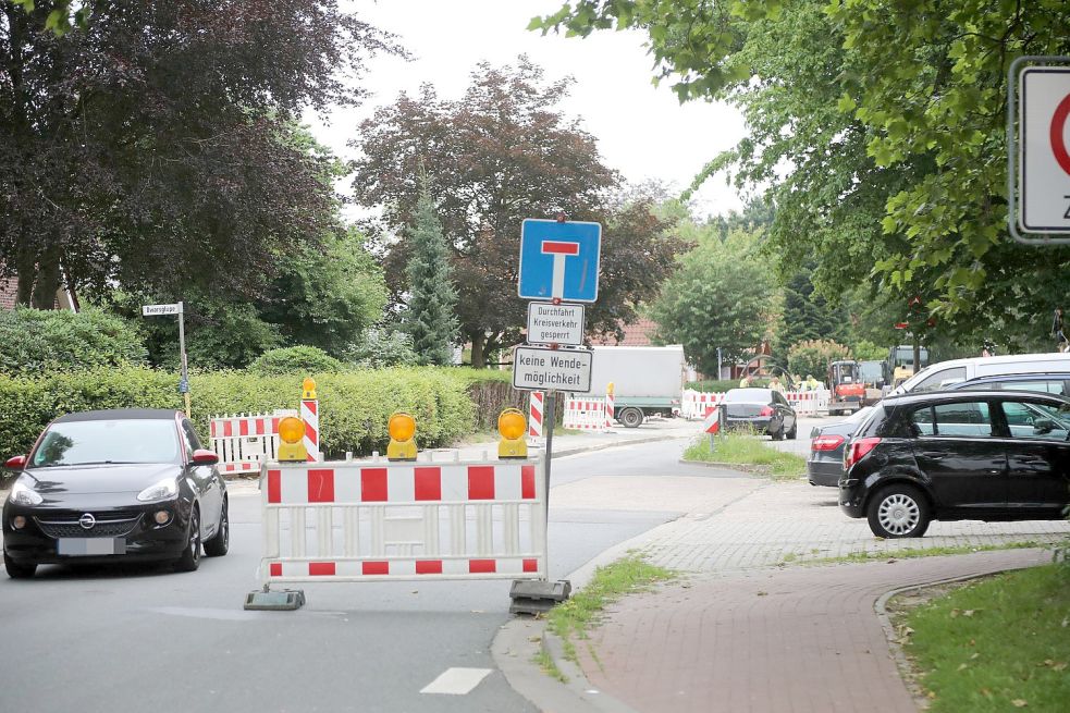 Etwa auf Höhe der Dwarsglupe beginnt die Sanierung der Straße. Das dauert aber noch. Bis zum Ende der Sommerferien geht es erstmal um den Leitungsbau. Foto: Romuald Banik