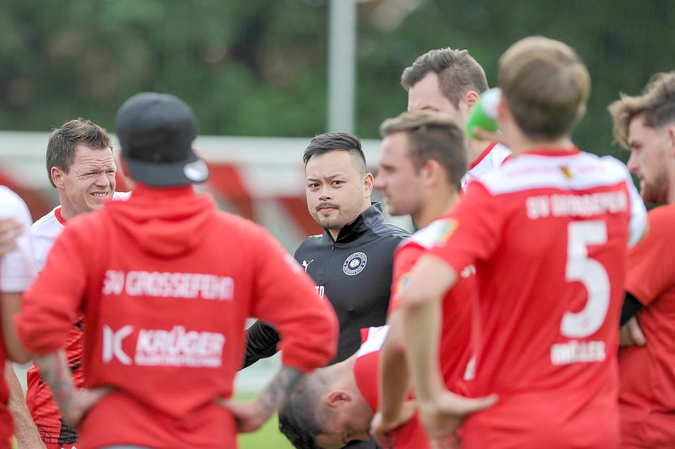 Wenn Trainer Barghorn (links) spielt, dann betreut sein Trainerkollege Bi Le Tran (schwarzes Trikot) an der Seitenlinie die Mannschaft.