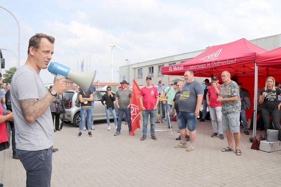In der vergangenen Woche war die Belegschaft bereits zu einer Kundgebung in Dillenburg. Gewerkschaftssekretär Thomas Preuß (links) war nun mit dem Betriebsrat wieder dort. Archivfoto: Karin Böhmer