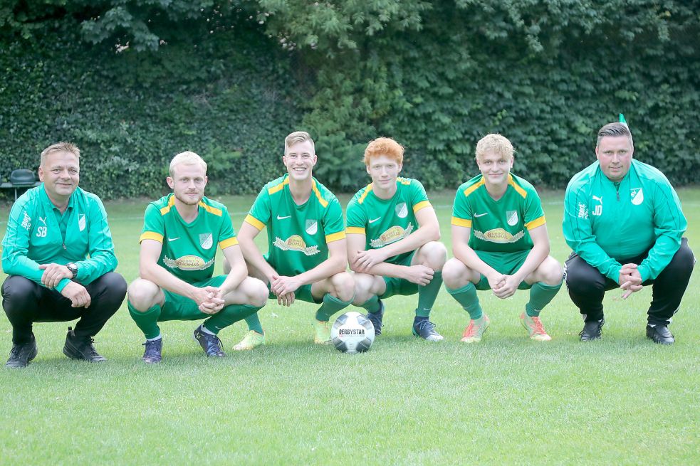Trainer Sven Bünting (von links) mit seinen Neuzugängen Bent Bogena, Jan Diekmann, Jann Kramer, Rune Bünting und der neue Torwart-Trainer Malte Schröder. Seit 15 Jahren trainiert Bünting seinen SV Wallinghausen. Amtsmüdigkeit hat er noch nicht verspürt. Foto: Romuald Banik