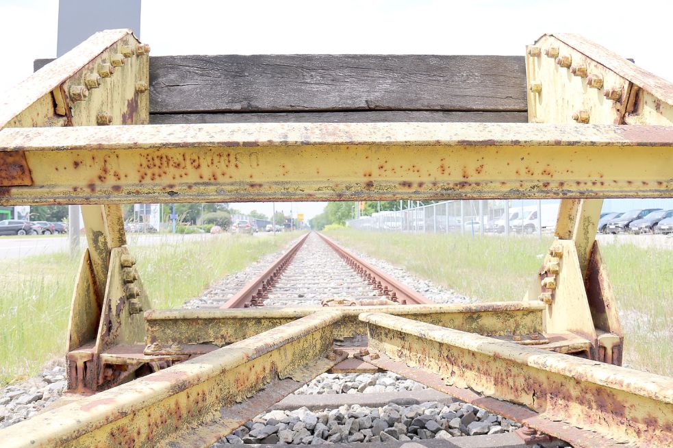 Am Prellbock kurz nach der Ortseinfahrt Aurich enden bislang die Gleise. Foto: Hermanns