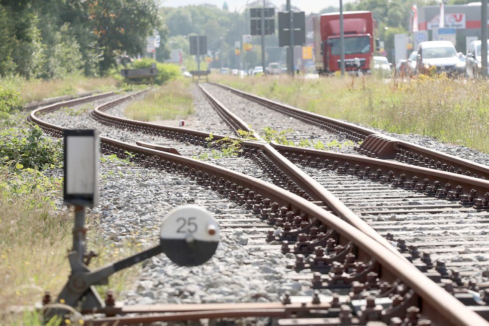 Noch versperren Prellböcke die Weiterfahrt der Züge in Richtung Aurich. Die Hoffnung ist, dass sich das wieder ändert. Foto: Romuald Banik