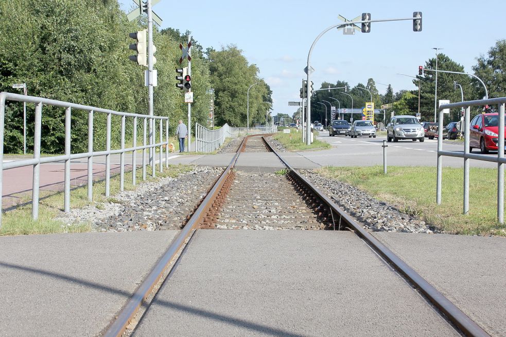 Platz für einen Haltepunkt und ein zweites Gleis ist in der Ortsdurchfahrt Moordorf nur schwer zu finden. Foto: Karin Böhmer