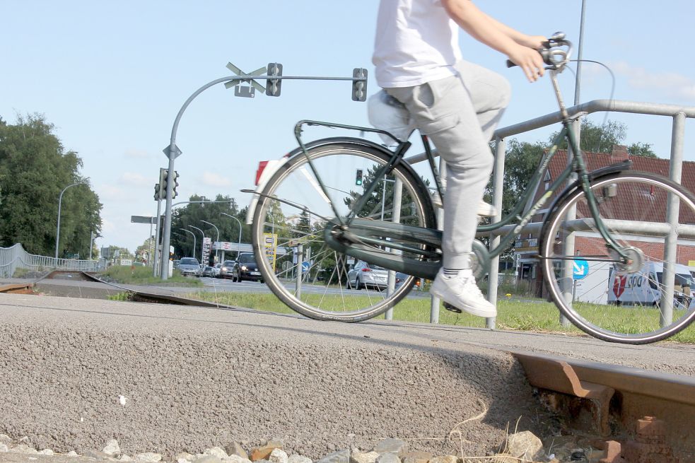 Das Gleis führt mitten durch Moordorf und wird von Autofahrern und Radfahrern an verschiedenen Stellen gekreuzt. Foto: Karin Böhmer