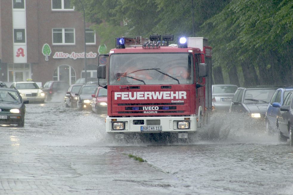 Am 5. Juli 2000 war die Esenser Straße komplett überschwemmt. Um sicher vor offenen Gullys zu sein, nutzten die Autofahrer die Bürgersteige. Archivfoto: Matthias Hippen