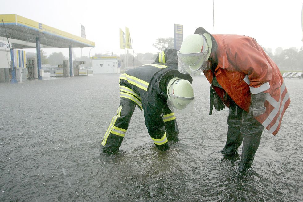 Eine Seenlandschaft war 2006 der Parkplatz bei Edeka „Parkkauf“. Die Feuerwehr musste die Gullys erst einmal finden. Archivfoto: Nigel Treblin