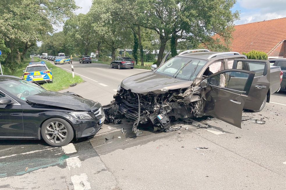 Ein Wagen geriet in den Gegenverkehr auf der Bundesstraße 72, es kam zum Zusammenstoß mit zwei weiteren Fahrzeugen. Foto: Aiko Recke