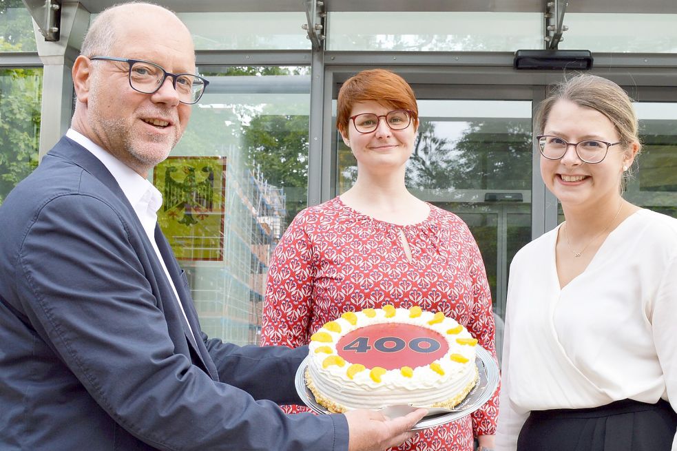 Stellvertretender BAV-Direktor Frank Hentschel und Referatsleiterin Dr. Christine Schneider überreichten der neuen Kollegin Miriam Stahlberg (rechts) eine „Willkommenstorte“.Foto: BAV