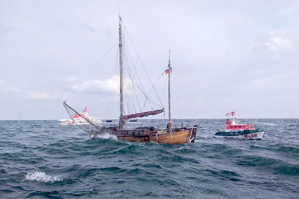 Der Seenotrettungskreuzer Bernhard Gruben und Tochterboot Johann Fidi am Havaristen. Foto: Die Seenotretter - DGzRS/dpa