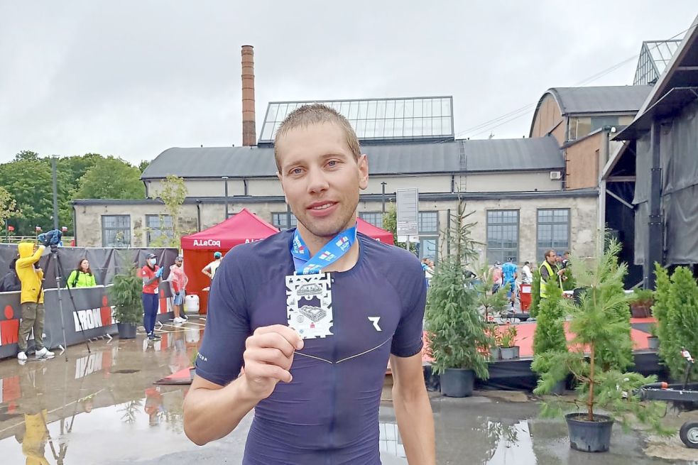 Matthias Heinken mit seiner Startberechtigung zum Ironman in Tallinn