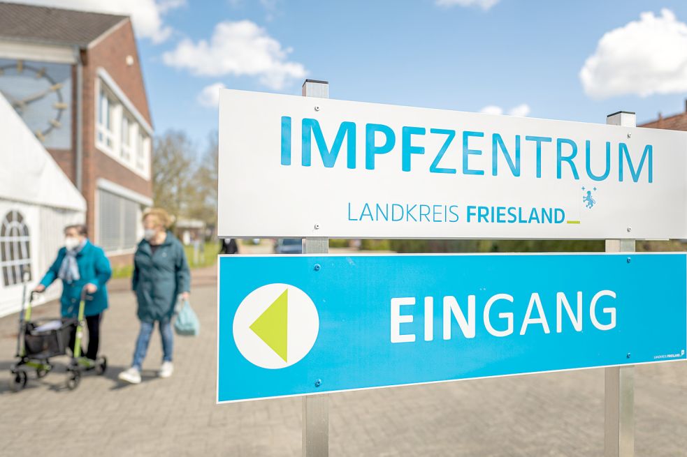 Im Impfzentrum des Landkreises Friesland könnten Tausende Menschen mit Kochsalzlösung statt mit dem Biontech-Vakzin geimpft worden sein. Foto: DPA