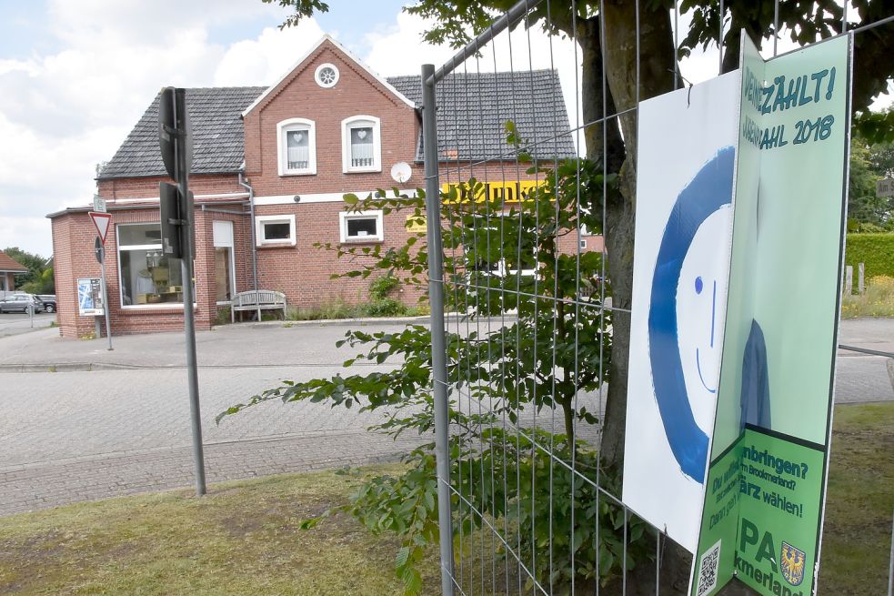 An diesem in Leezdorf verbliebenen Plakat der Wählergruppe „Moin“ ist erkennbar, dass es aus zwei alten Jupa-Wahlplakaten zusammengesetzt wurde. Foto: Thomas Dirks