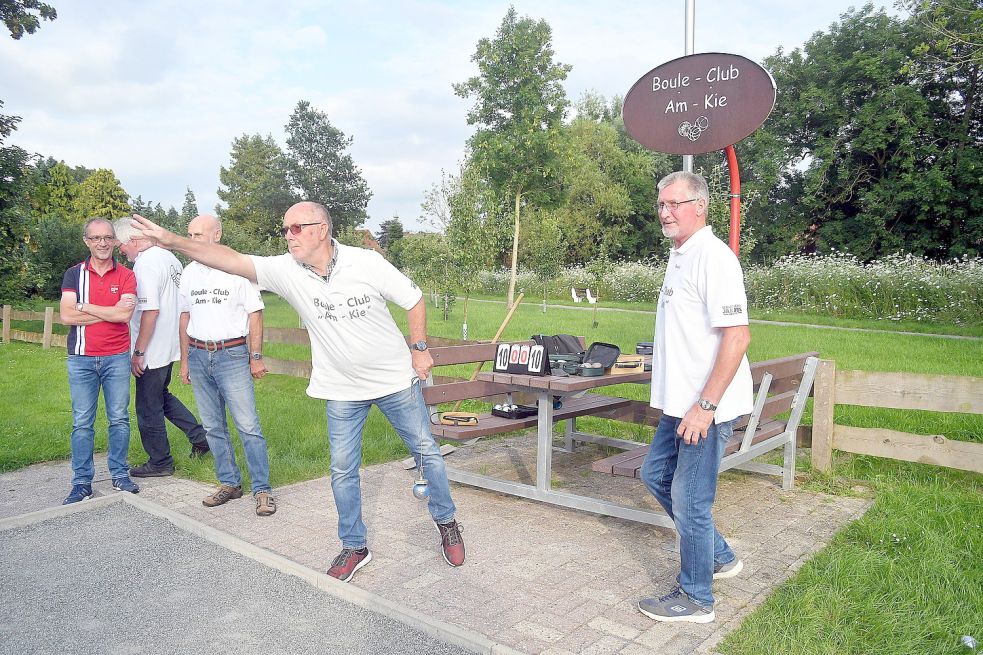 Karl-Heinz Dorin vom Boule-Club „Am-Kie“ zeigt hier seine ganze Klasse. Rechts neben ihm Fokko Hinrichs, links Behrend Reuter und ganz außen ist Gastspieler Martin Hepp zu sehen. Fotos: Gerd-Arnold Ubben