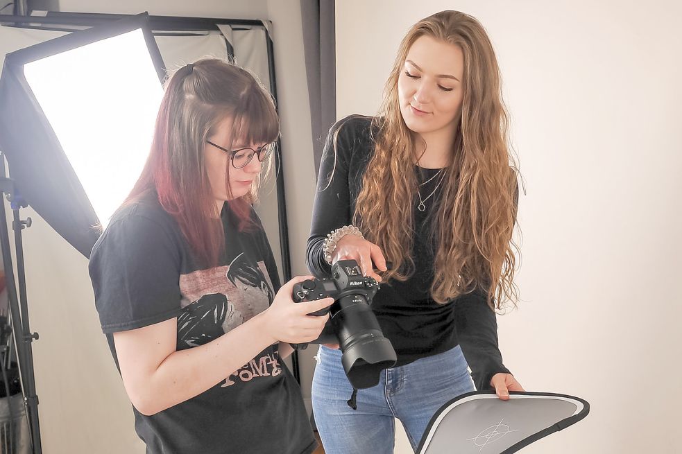 Nina Kobusch (links) hat grade ihre Ausbildung zur Fotografin begonnen. Nina Ritter hat grade die Lehre beendet und darf sich seit kurzem Gesellin nennen. Foto: Stephan Friedrichs