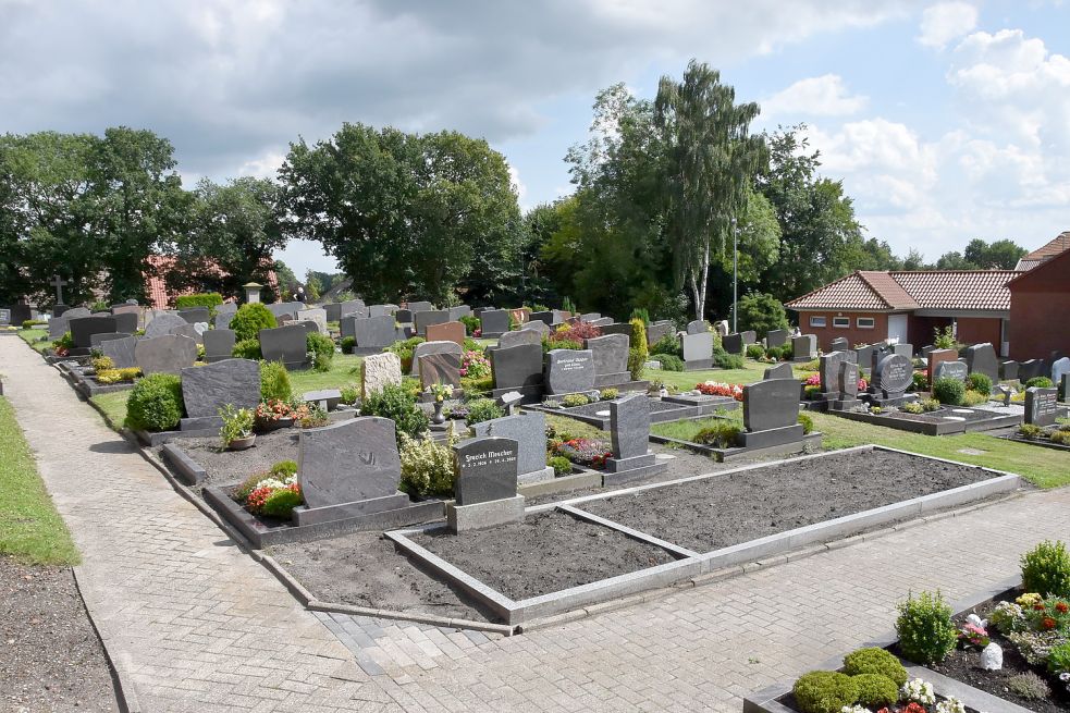Auf diesem ehemaligen Familiengrab am Hauptweg zwischen Osteeler Kirche und Leichenhalle (rechts) entsteht das neue Urnengräberfeld. Foto: Thomas Dirks