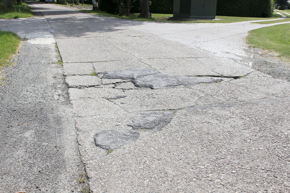 Die Alt-Münkeboer Straße soll nicht mehr lange so aussehen. Ende September soll eine glatte Asphaltschicht aufgetragen sein. Foto: Karin Böhmer
