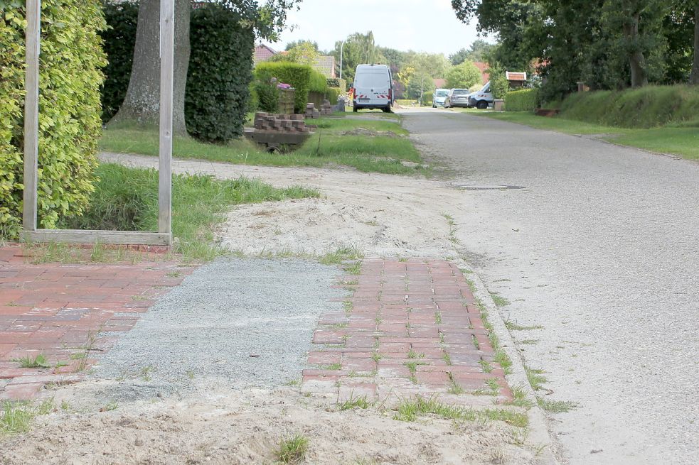 In der Süderstraße sieht man die Vorarbeiten der Versorger auf dem Seitenstreifen. Foto: Karin Böhmer