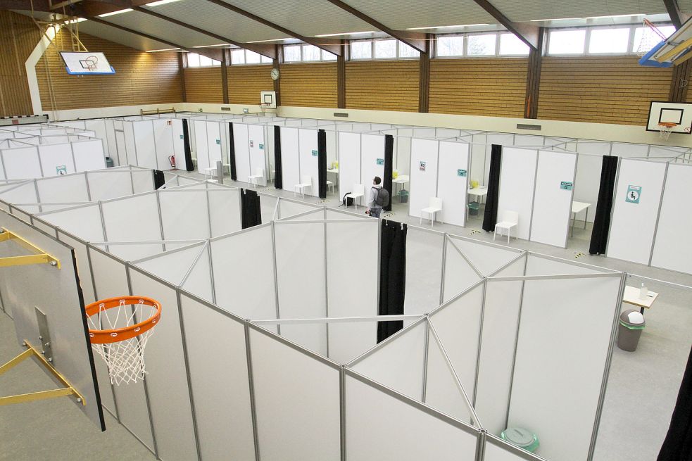 Wird wohl bald wieder abgebaut: Das Impfzentrum in der Turnhalle Georgsheil. Archivfoto: Banik
