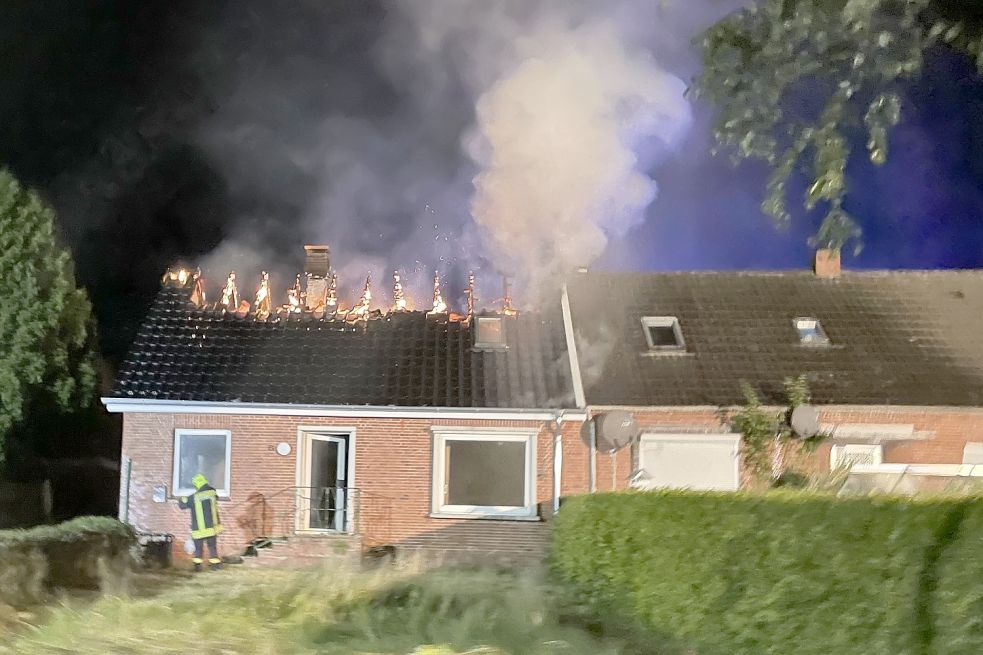 In der Nacht zum 7. August brannte der Dachstuhl der Doppelhaushälfte in Wirdum. Archivfoto: Feuerwehr