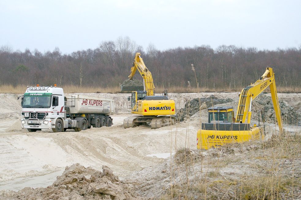 Im Jahr 2015 räumten Bagger und Lastwagen zuletzt mehrere Becken der Deponie und füllten diese mit Sand auf. Archivfoto: Marlies de Vries