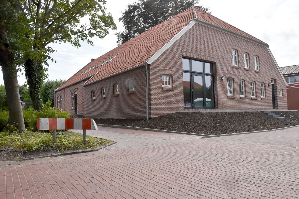 Das kirchliche Gemeindehaus in Marienhafe wurde um einen Anbau mit der Form eines Scheunentrakts erweitert. Foto: Thomas Dirks