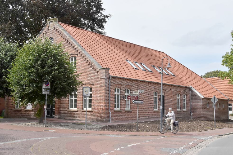 Der vordere Teil des Gemeindehaus steht unter Denkmalschutz und wurde saniert. Foto: Thomas Dirks