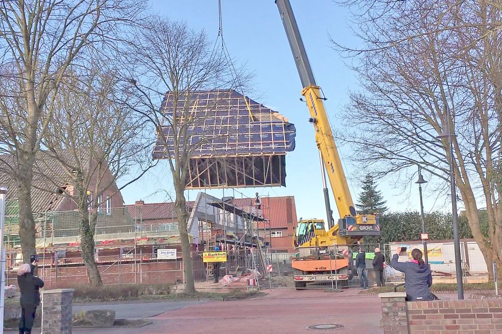 Der am Boden zusammengebaute Dachstuhl für den neuen Teil des Gemeindehauses in Marienhafe wurde im März aufgesetzt. Archivfoto: privat