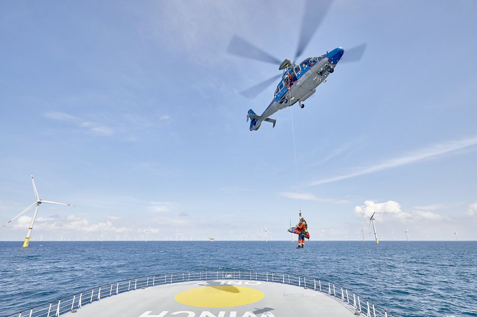 Rettungsübung auf See: Mit einer Seilwinde wurde der Patient, durch eine Puppe simuliert, mit dem Arzt in den Helikopter gezogen und an Land geflogen. Foto: Rolf Otzipka