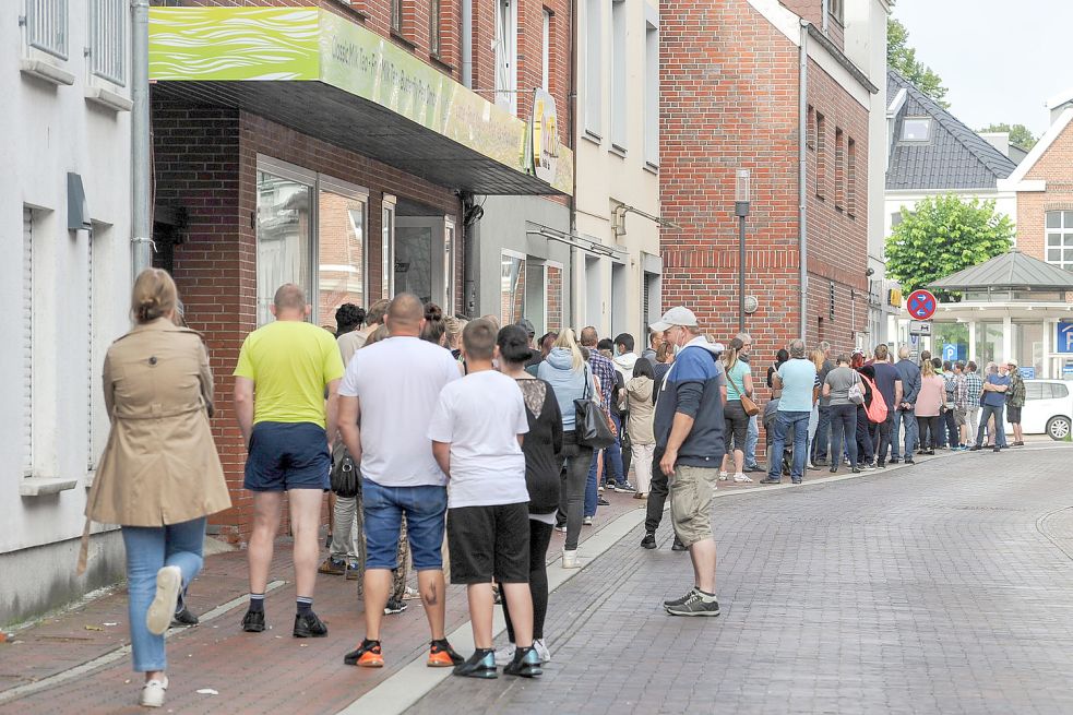 Bis weit in die Marktstraße standen die Leute schon am Morgen Schlange. Foto: Stephan Friedrichs