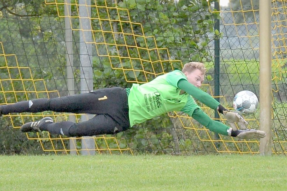 Weenes Torwart Joost Freitag hatte viel am Sonnabendnachmittag zu tun. Er machte in der ersten Hälfte einen tadellosen Job und hielt seine Mannschaft im Spiel. Auch im zweiten Durchgang sorgte er dafür, dass Weene ein Debakel erspart blieb. Fotos: Bernd Wolfenberg