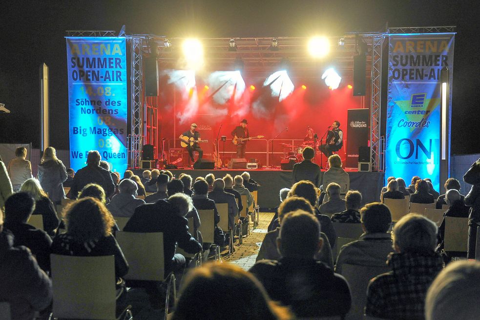 300 Menschen genossen am Sonnabend das Konzert an der Sparkassenarena. Foto: Stephan Friedrichs